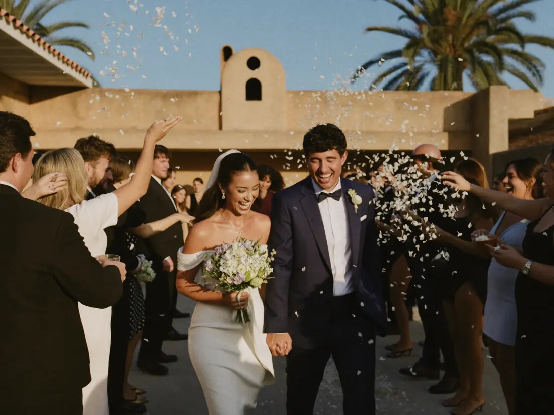 Daniela y su esposo saliendo de la ceremonia